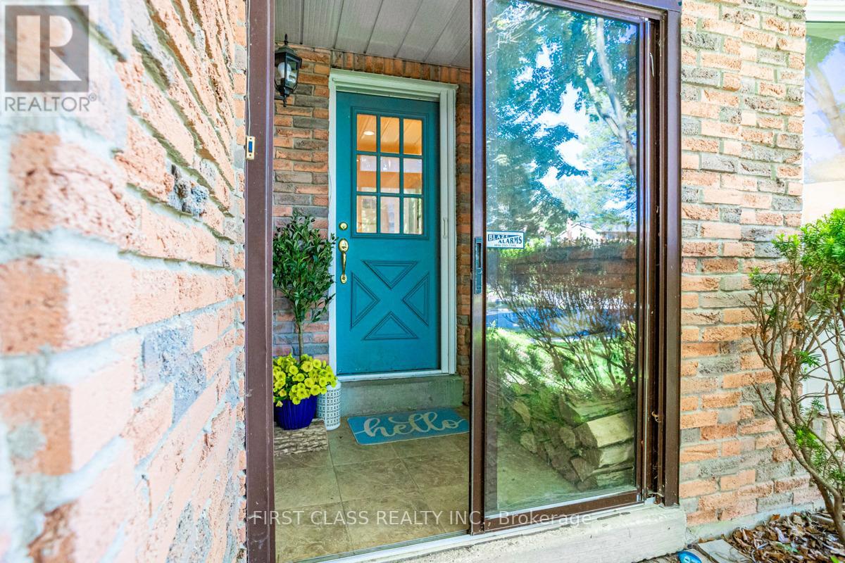 Property at 74 INNISBROOK CRESCENT image 3