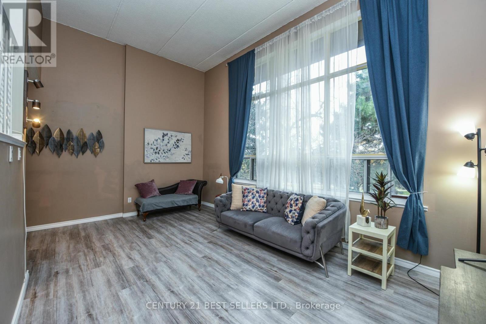 Property at 7 - 180 MISSISSAUGA VALLEY BOULEVARD image 4