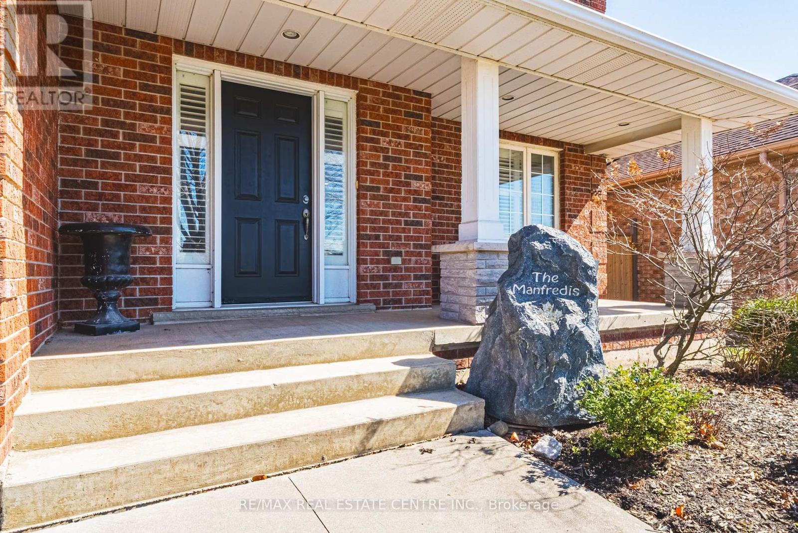 Property at 19 LIUNA COURT image 3