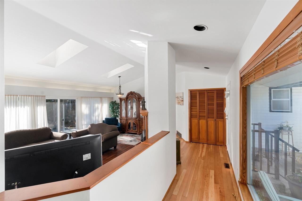 Property at 14098 20 AVENUE image 4