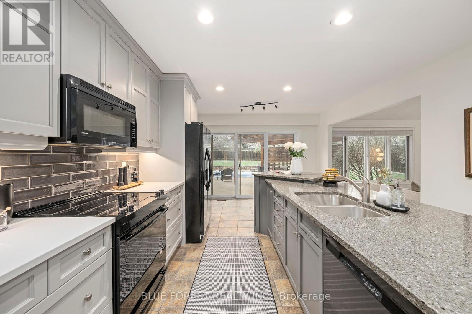 Photo 12 of 48 for 35 Thirlmere Road