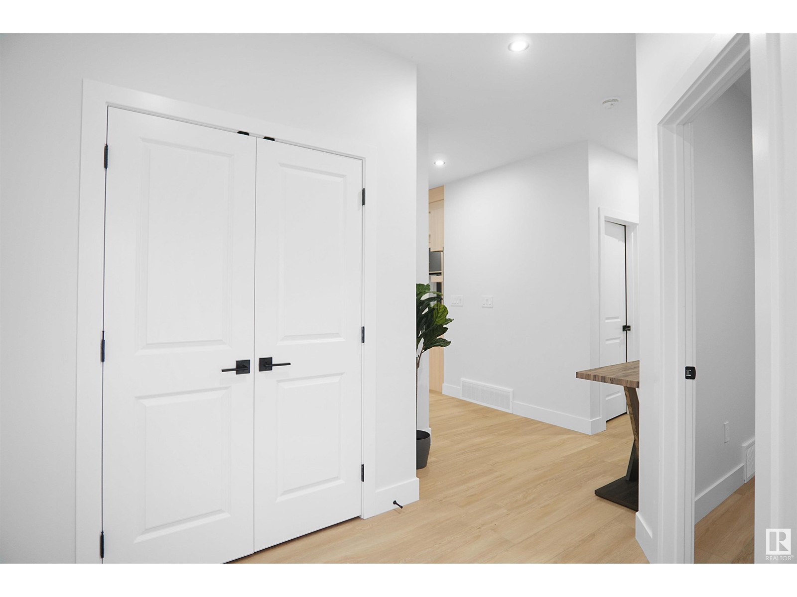 Property at 37 MeadowGrove Lane image 2