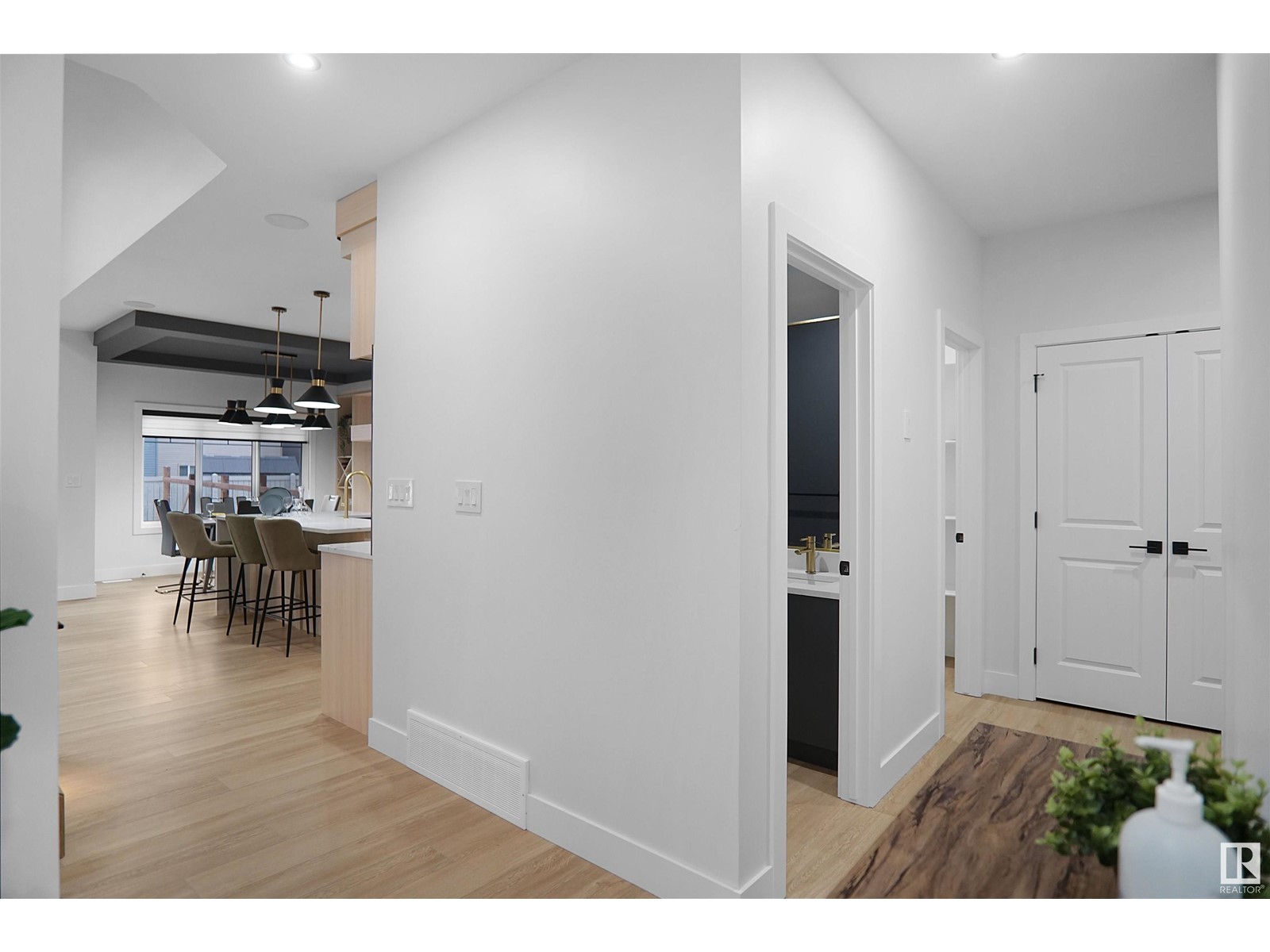 Property at 37 MeadowGrove Lane image 5