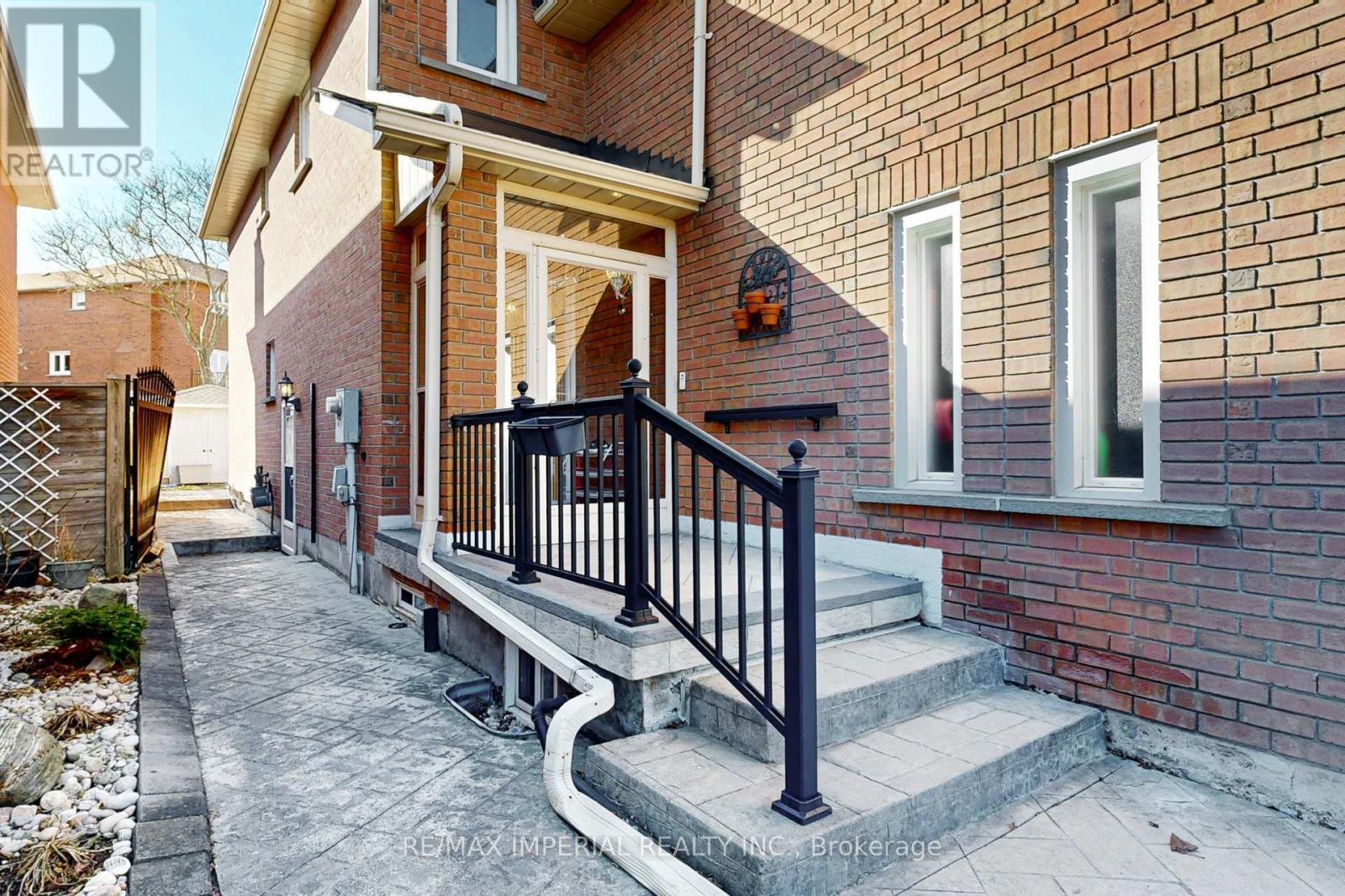 Property at 124 SUMMITCREST DRIVE image 3