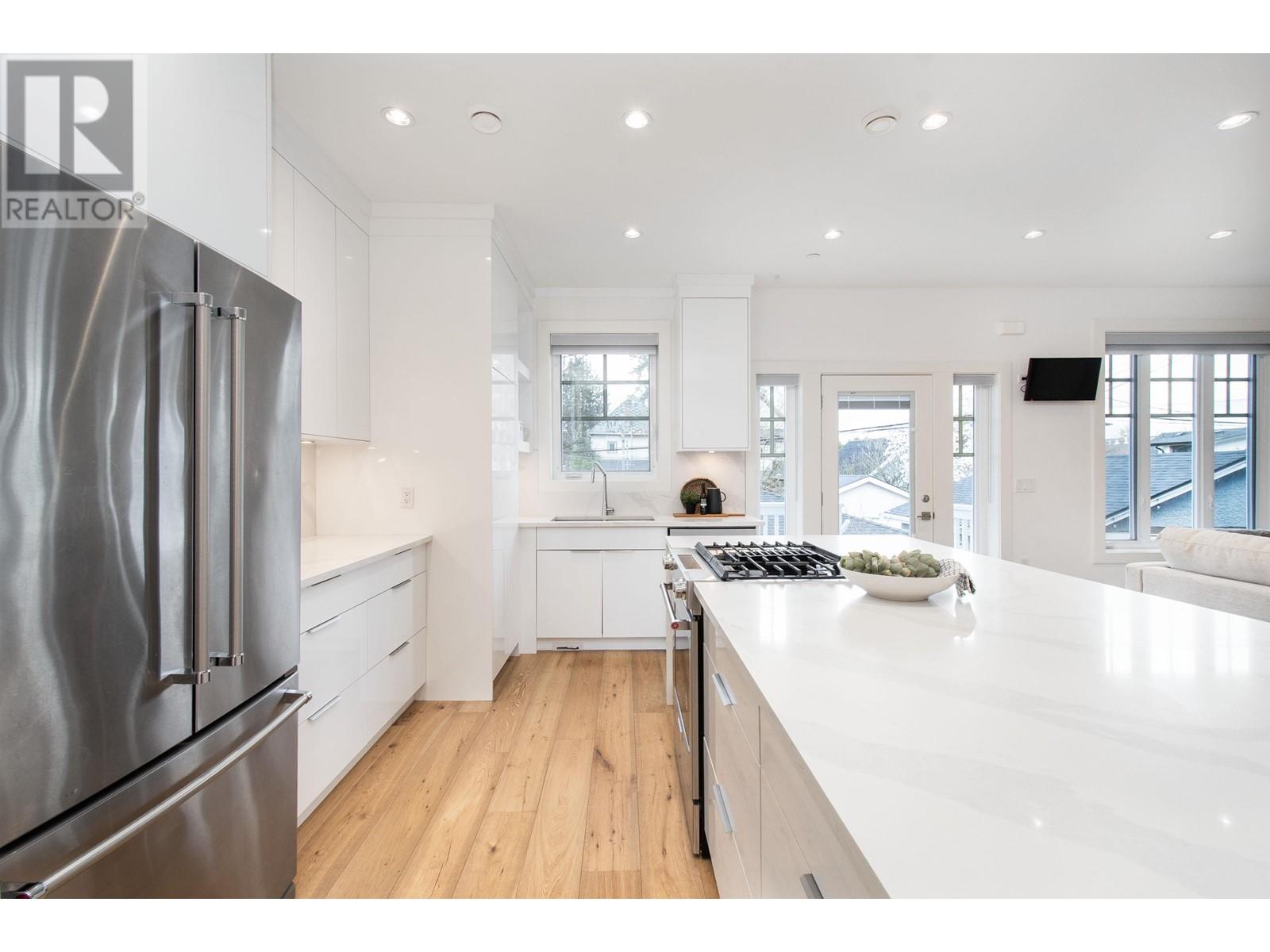 849 E 13th Avenue, Vancouver, British Columbia  V5T 2L4 - Photo 3 - R2985973