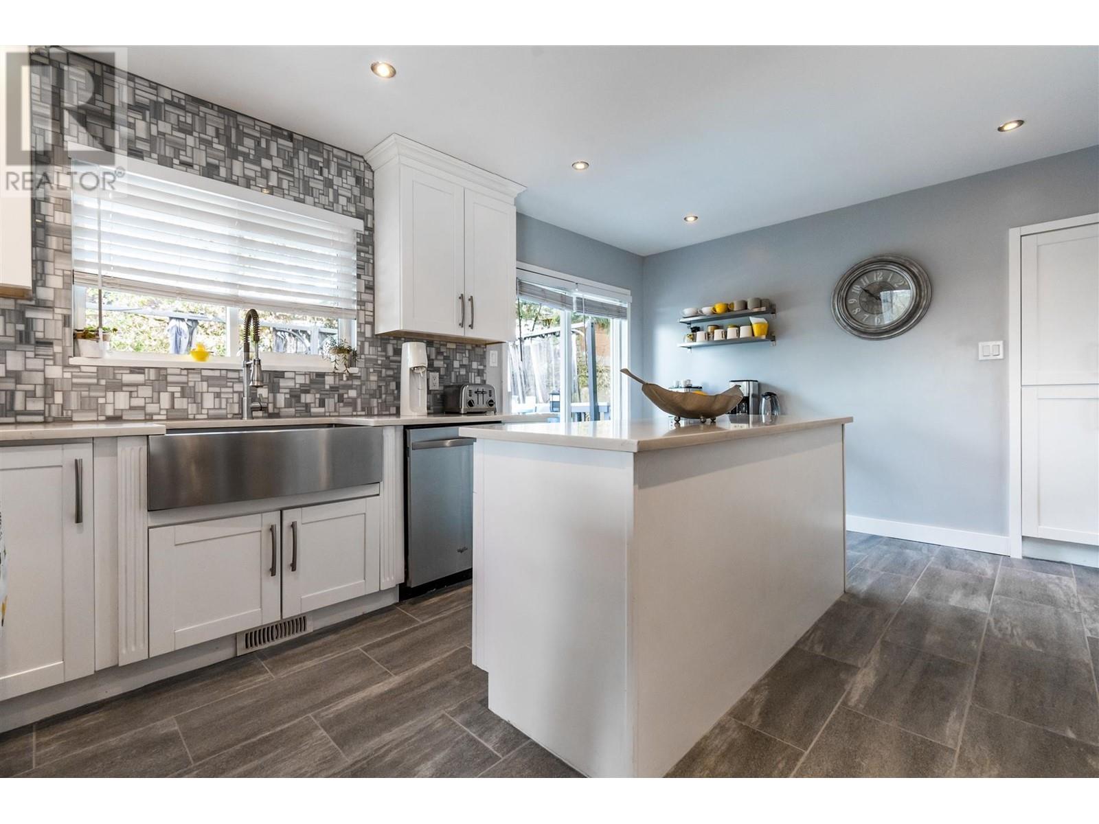 2059 Concord Avenue, Coquitlam, British Columbia  V3K 1K4 - Photo 11 - R2984562