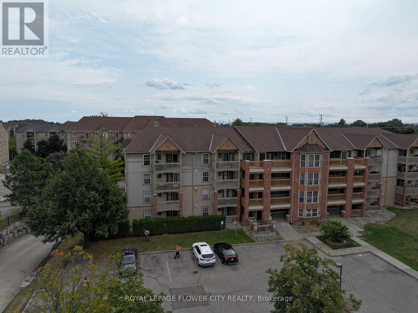 412 - 4005 Kilmer Drive, Burlington, Ontario  L7M 4M2 - Photo 1 - W12060925