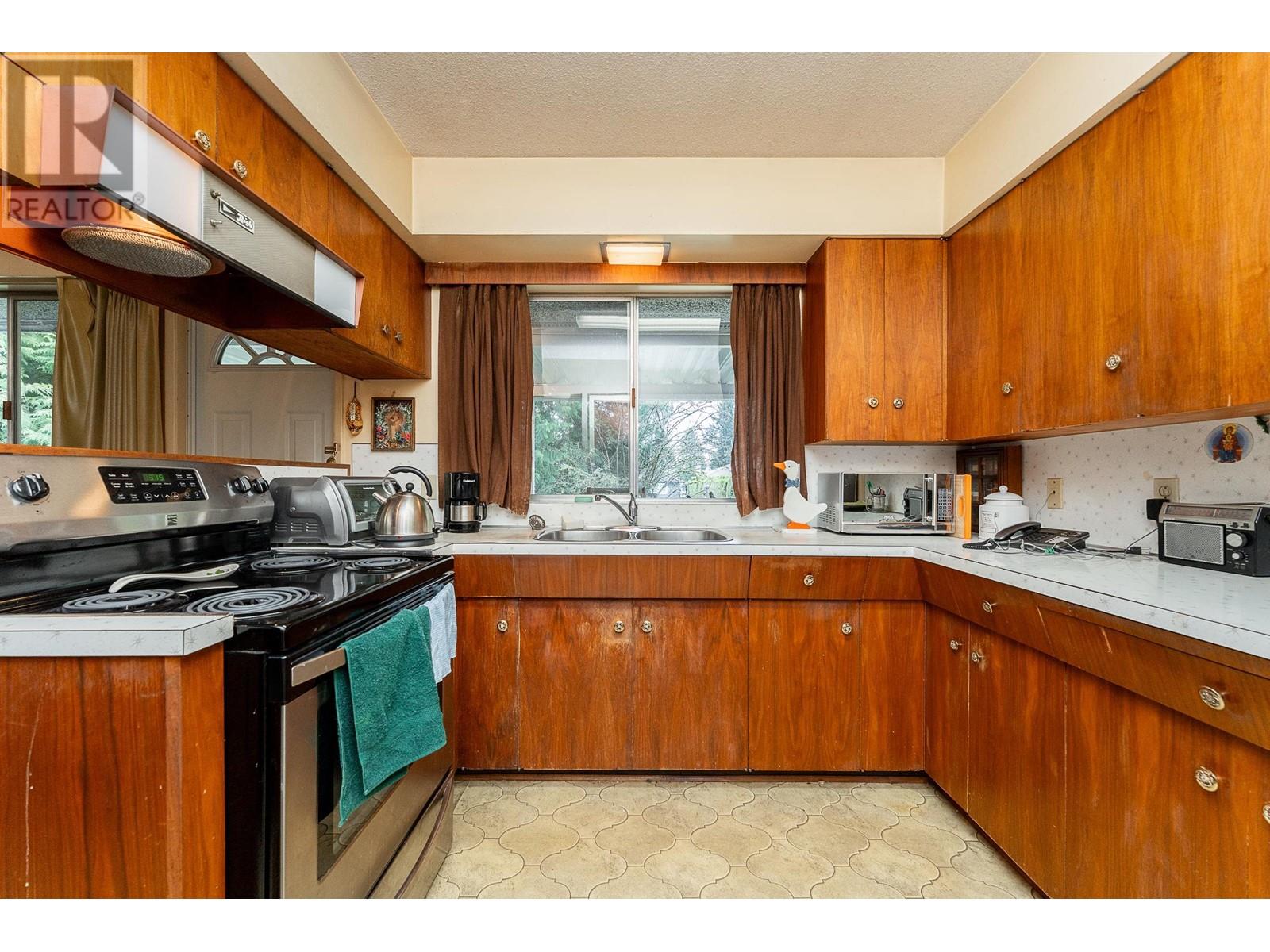 1128 Foster Avenue, Coquitlam, British Columbia  V3J 2M7 - Photo 10 - R2986039