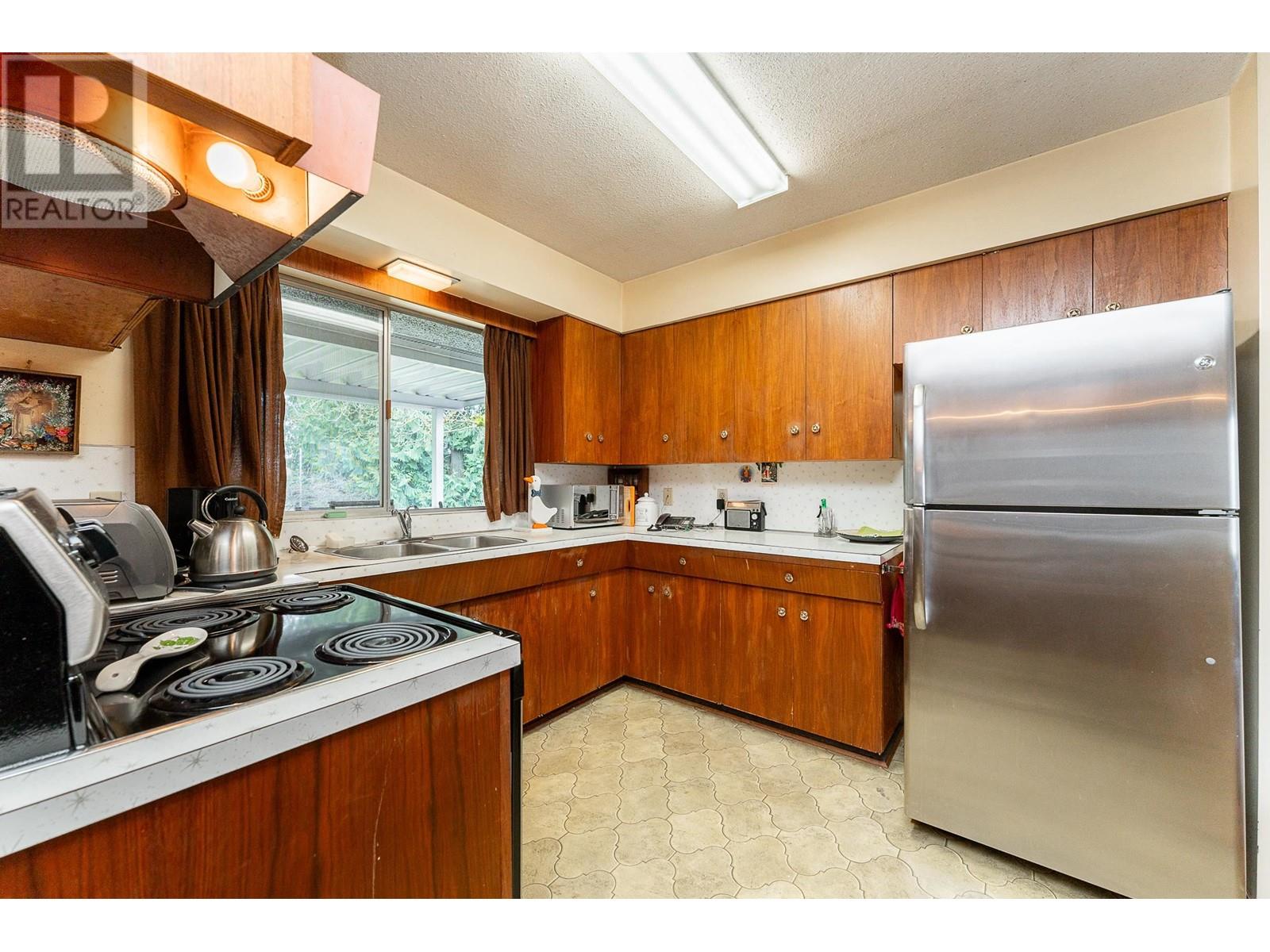 1128 Foster Avenue, Coquitlam, British Columbia  V3J 2M7 - Photo 11 - R2986039
