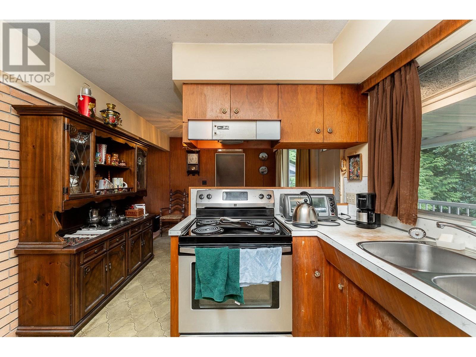 1128 Foster Avenue, Coquitlam, British Columbia  V3J 2M7 - Photo 12 - R2986039