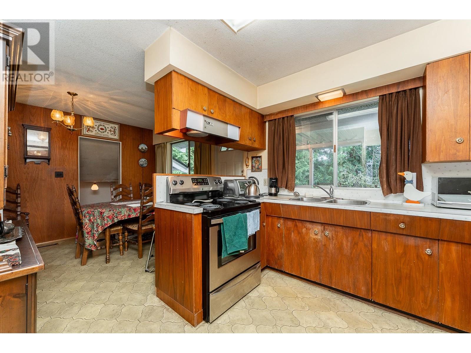 1128 Foster Avenue, Coquitlam, British Columbia  V3J 2M7 - Photo 9 - R2986039