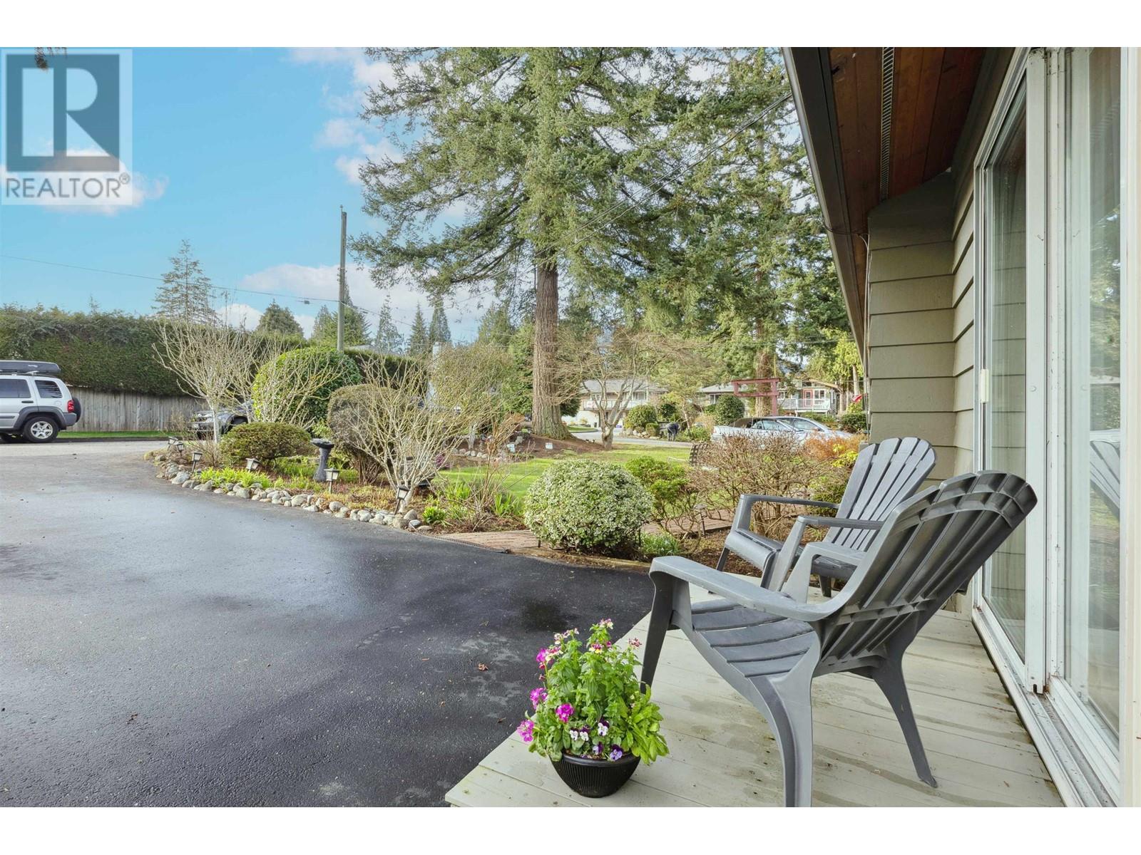 2366 Hazellynn Place, North Vancouver, British Columbia  V7J 2S1 - Photo 3 - R2983854