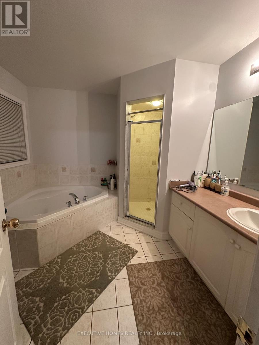 66 Lexington Road, Brampton, Ontario  L6P 2B1 - Photo 8 - W12060972