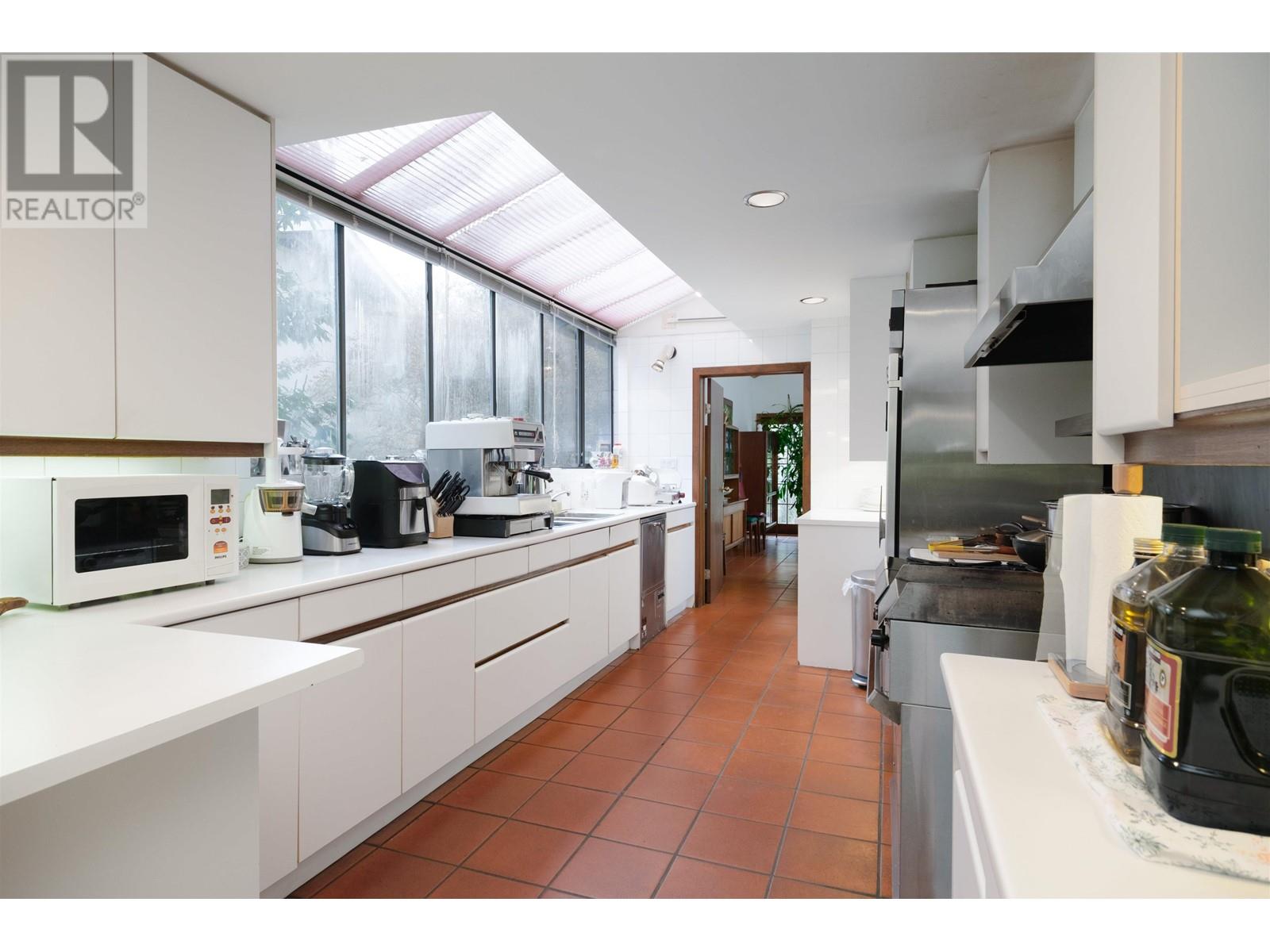 6000 Buckingham Avenue, Burnaby, British Columbia  V5E 2A4 - Photo 9 - R2986067