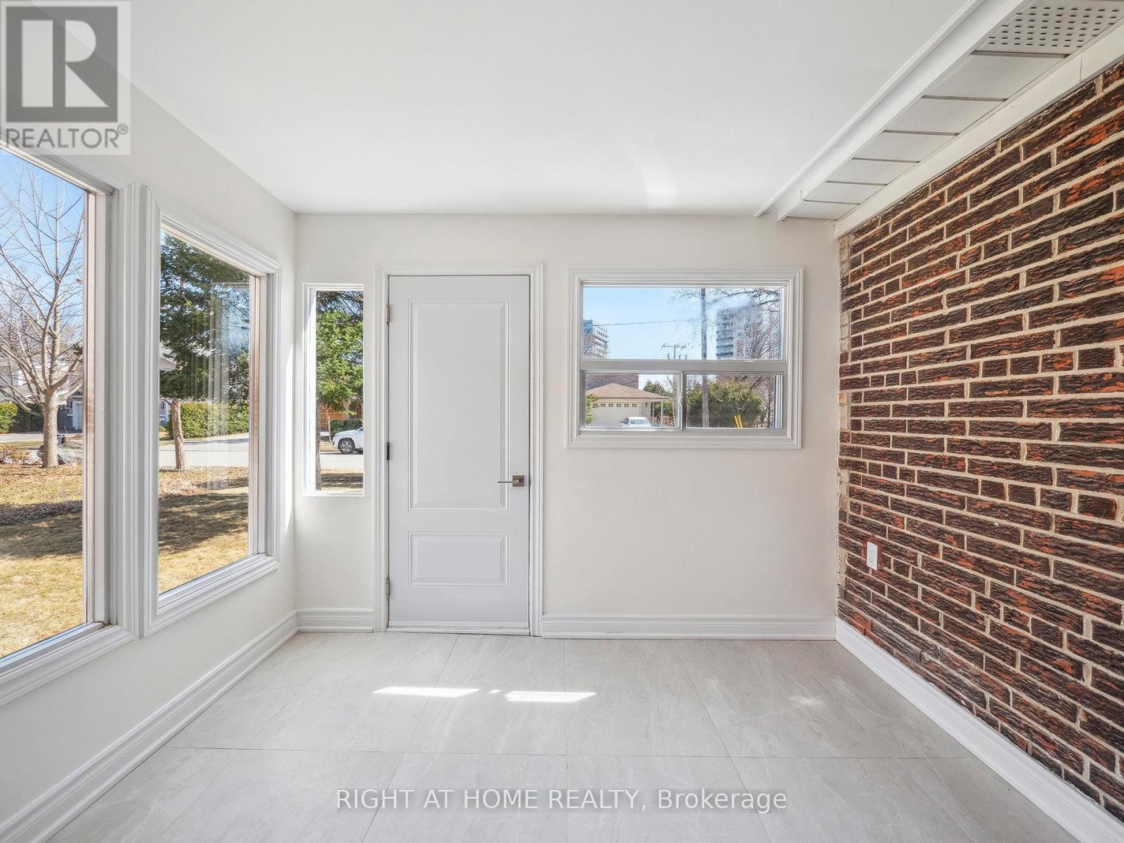 Property at 2 KEMPSELL CRESCENT image 3