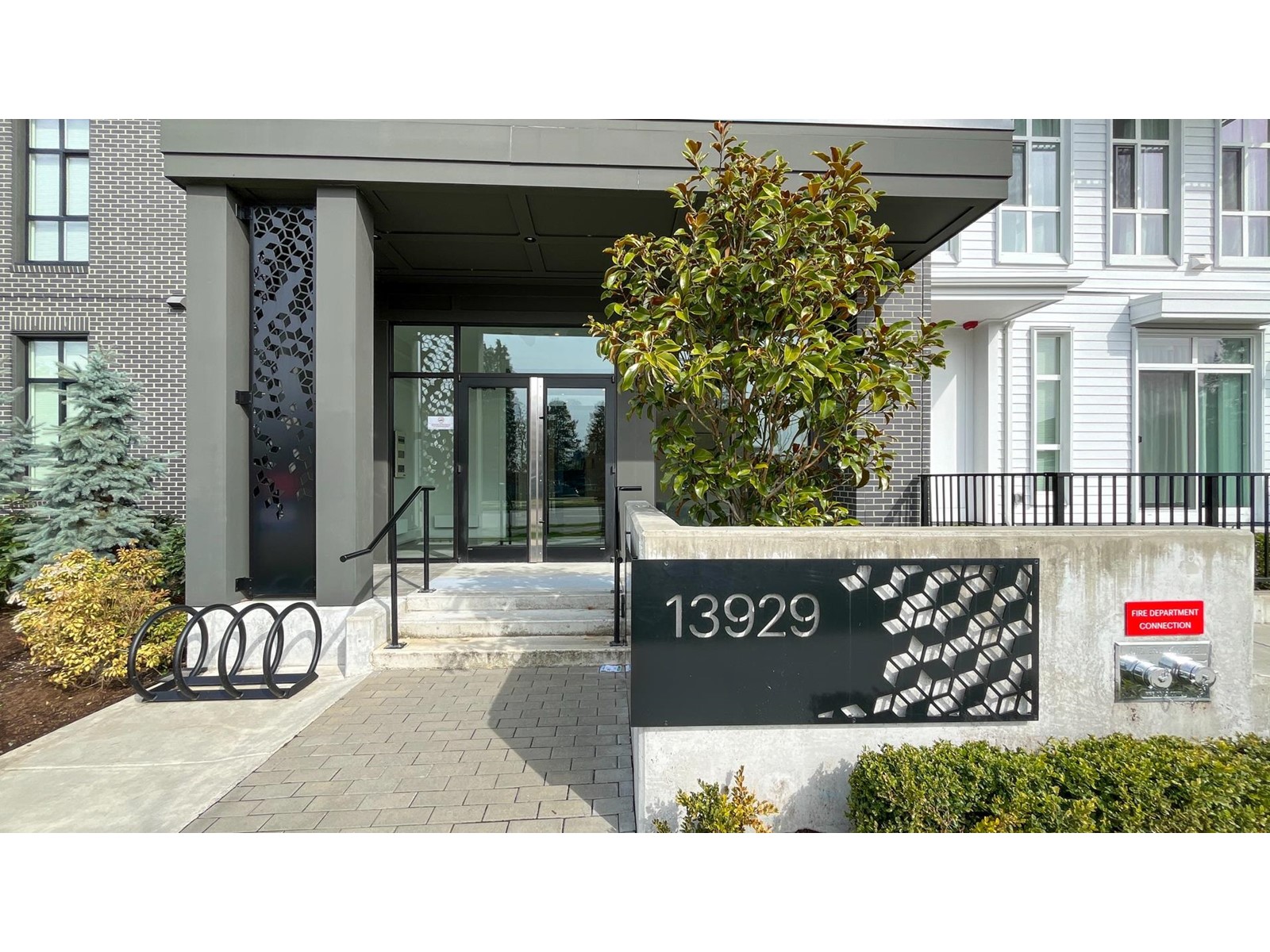 404 13929 105 Boulevard, Surrey, British Columbia  V3T 0R5 - Photo 1 - R2986059