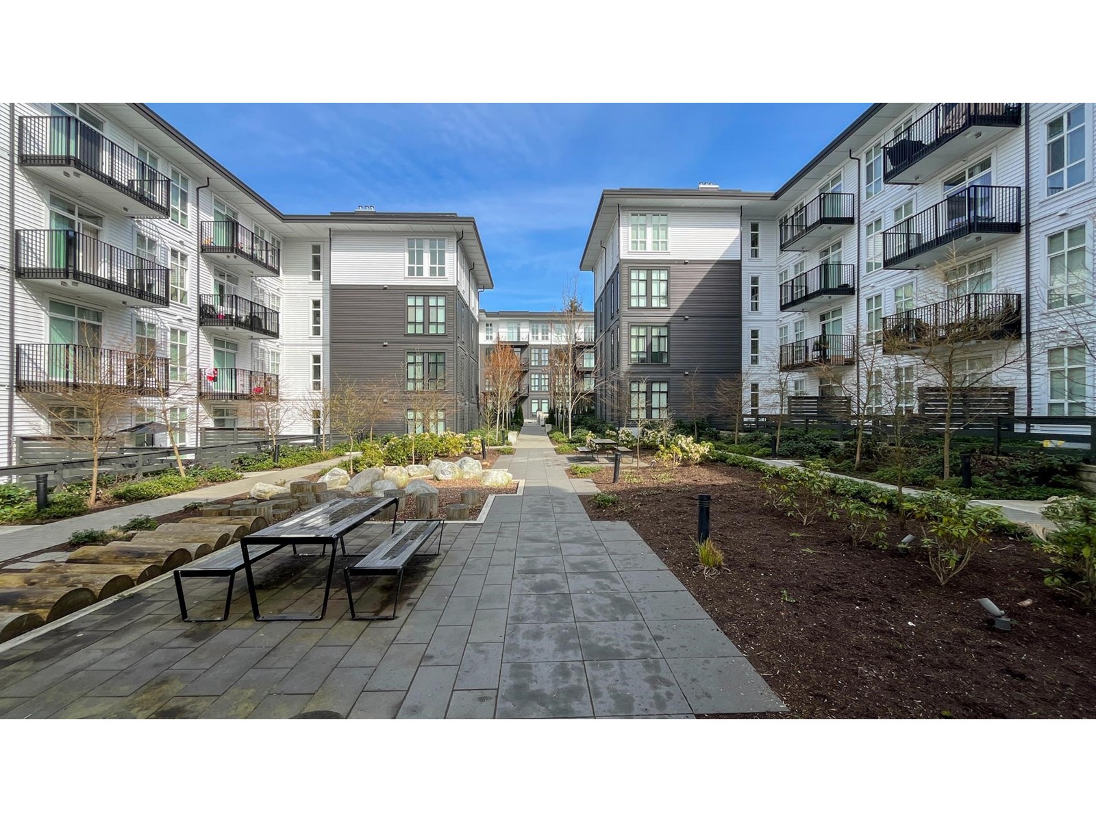 404 13929 105 Boulevard, Surrey, British Columbia  V3T 0R5 - Photo 2 - R2986059