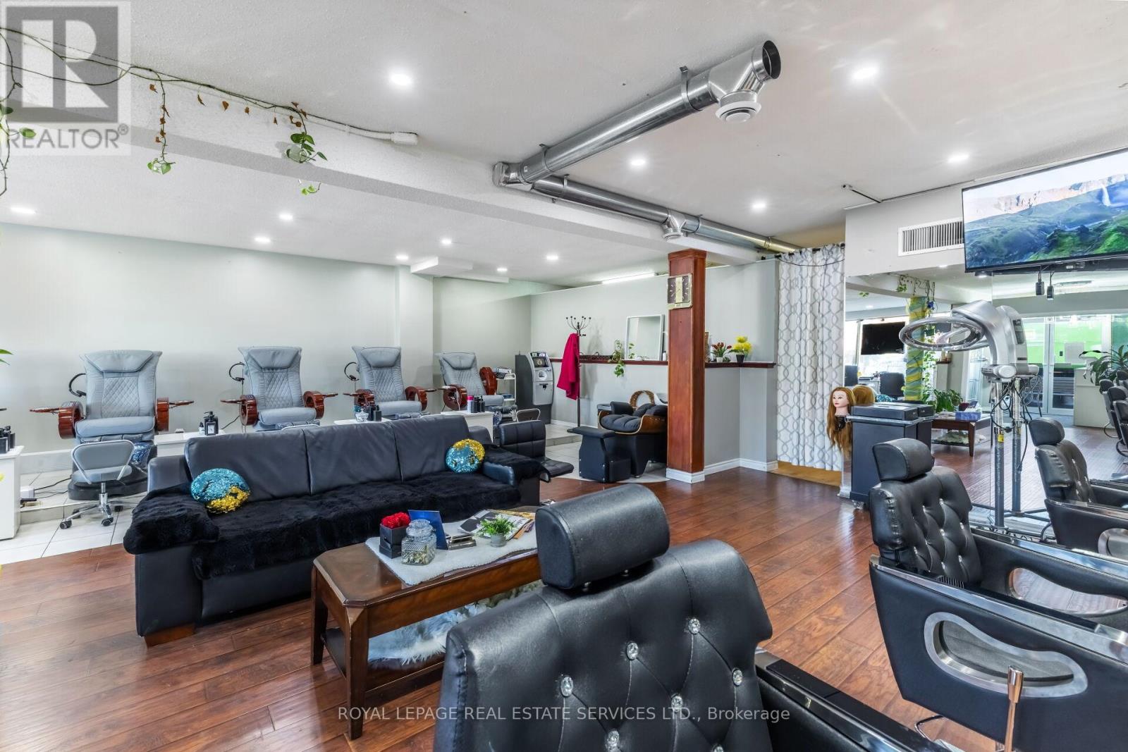 Property at 727 THE QUEENSWAY AVENUE N image 1