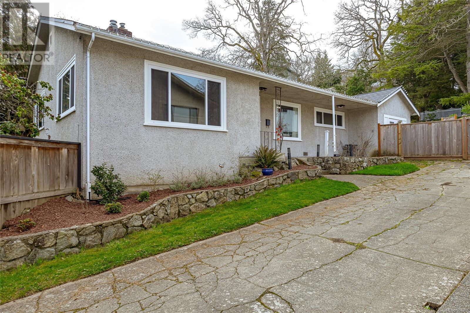 Property at 4078 Quadra St image 4