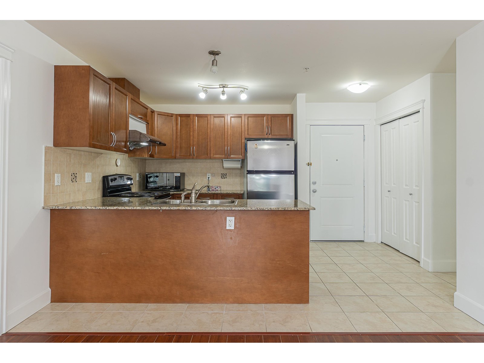 312 12088 75a Avenue, Surrey, British Columbia  V3W 1Y4 - Photo 5 - R2981341