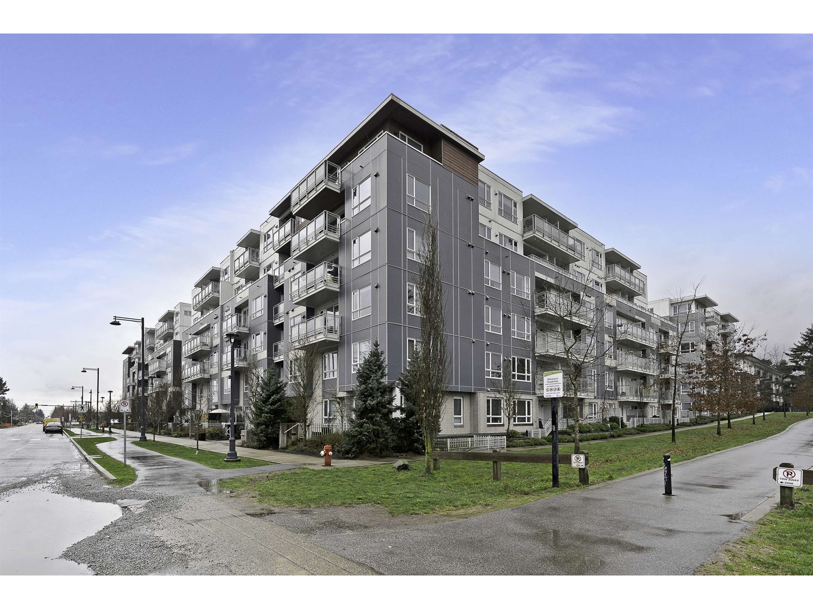 303 10581 140 Street, Surrey, British Columbia  V3T 0M7 - Photo 2 - R2985635