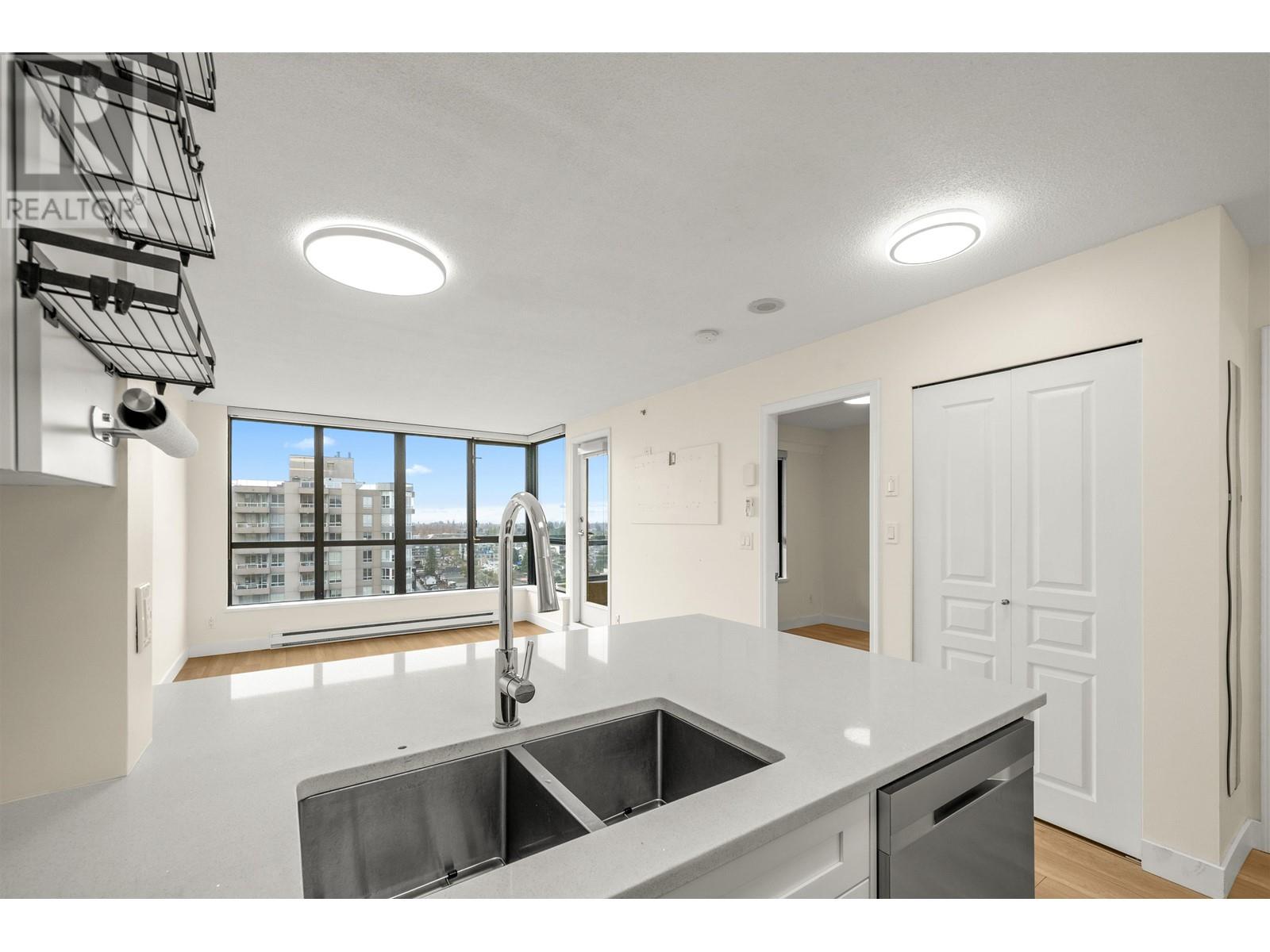 Listing Picture 5 of 33 : 1601 3438 VANNESS AVENUE, Vancouver / 溫哥華 - 魯藝地產 Yvonne Lu Group - MLS Medallion Club Member