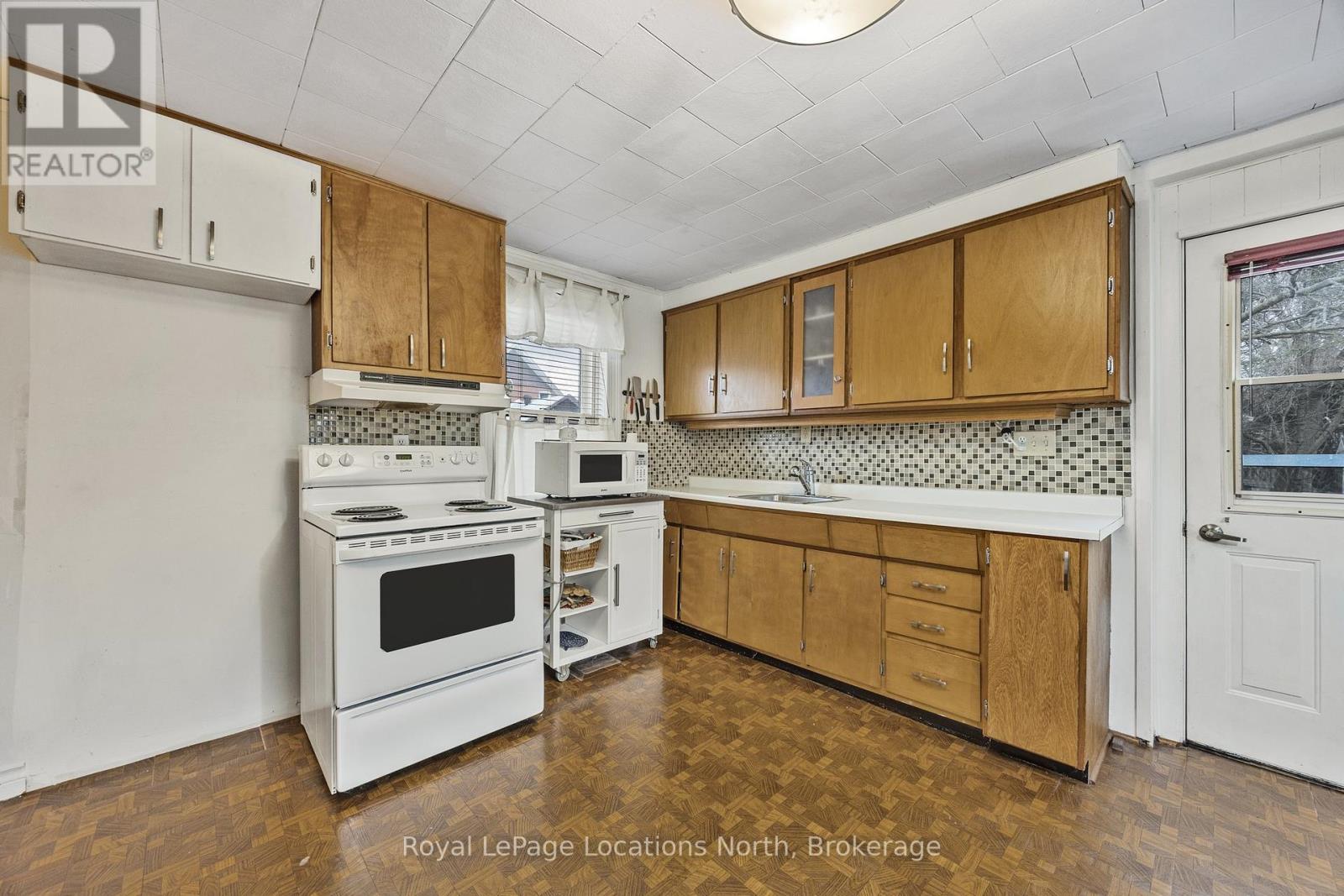 163 Henry Street, Meaford, Ontario  N4L 1E1 - Photo 13 - X12061389