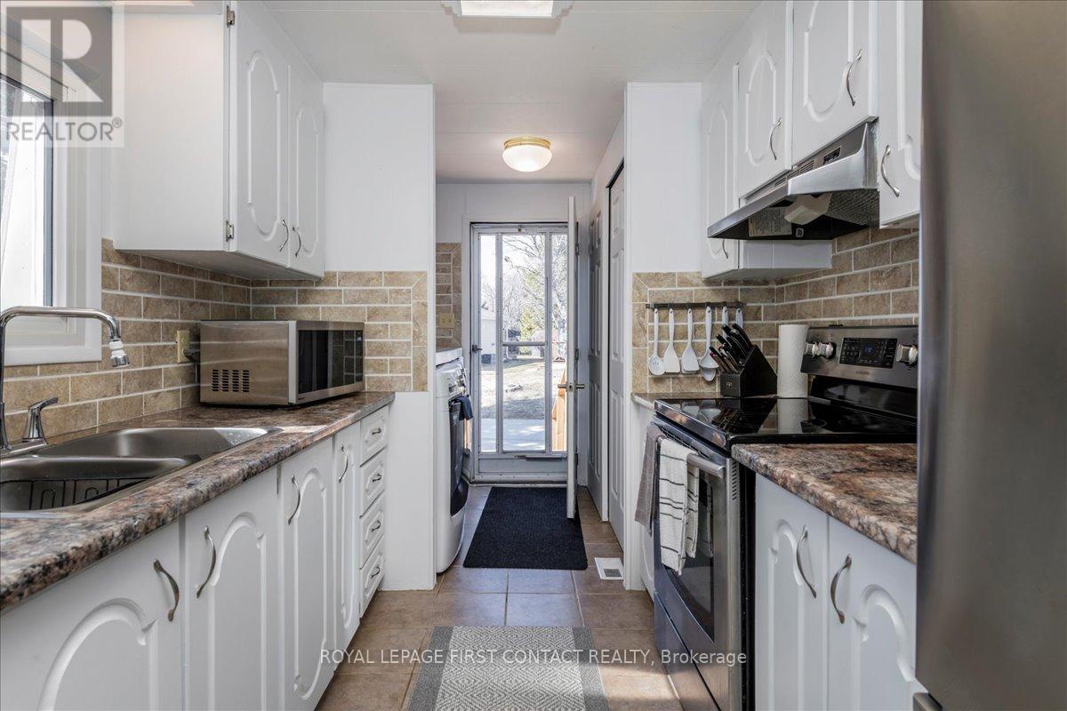 25 Hawthorne Drive, Innisfil, Ontario  L9S 1P1 - Photo 10 - N12061431