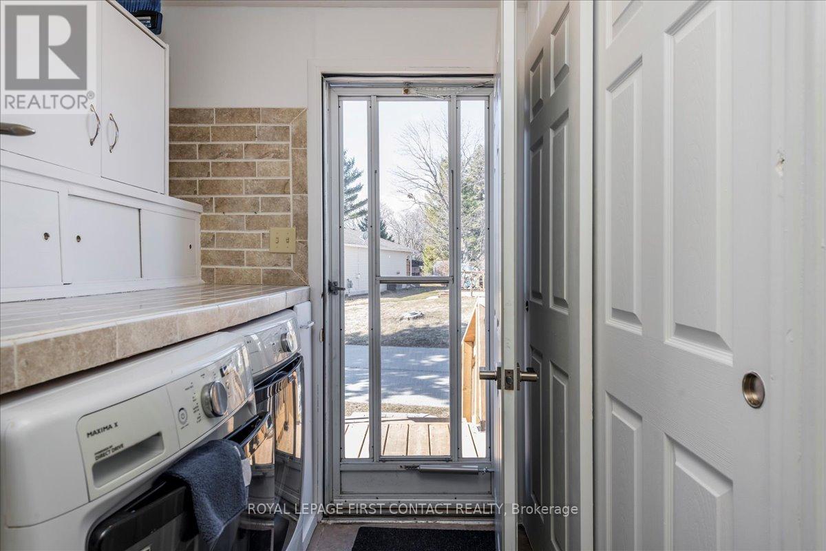 25 Hawthorne Drive, Innisfil, Ontario  L9S 1P1 - Photo 11 - N12061431