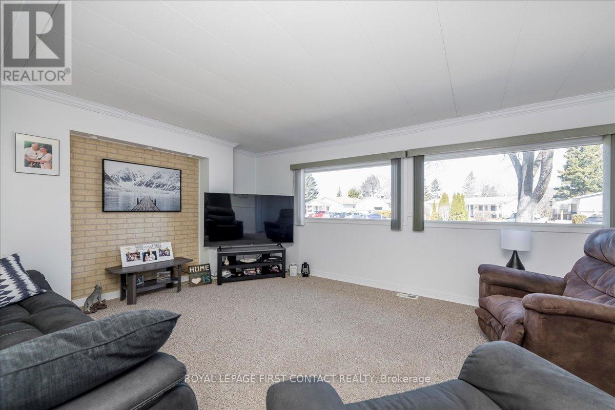 25 Hawthorne Drive, Innisfil, Ontario  L9S 1P1 - Photo 7 - N12061431