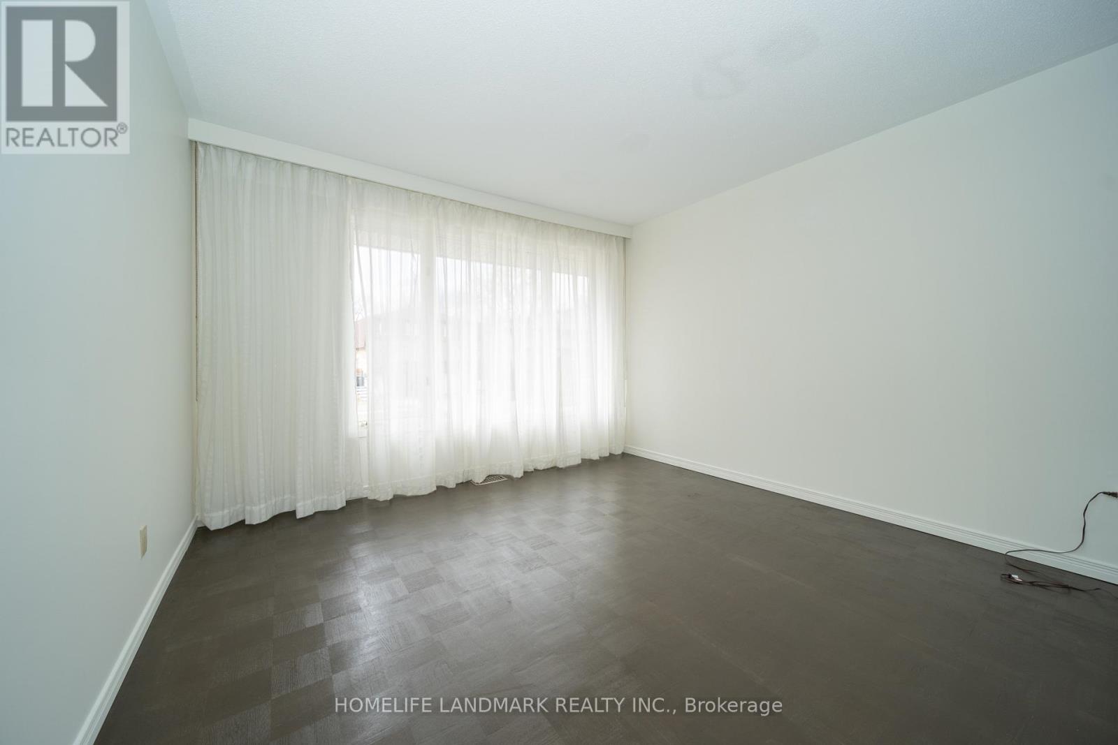 6929 Bilbao Lane, Mississauga, Ontario  L5N 1R2 - Photo 6 - W12061137