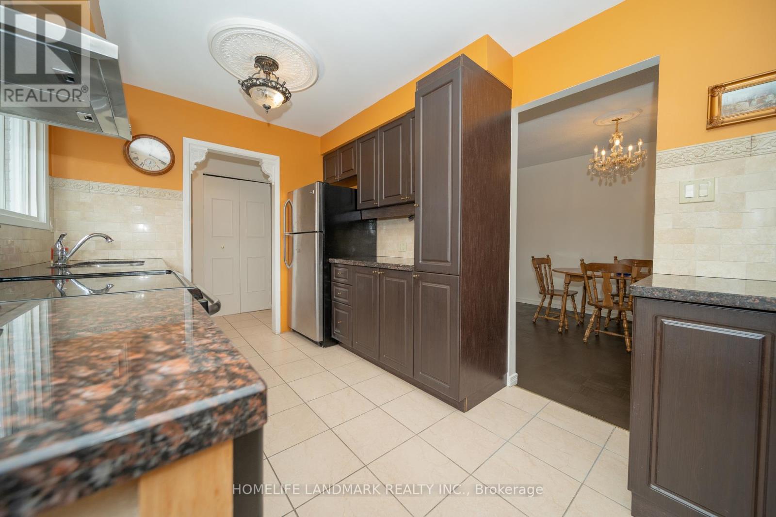 6929 Bilbao Lane, Mississauga, Ontario  L5N 1R2 - Photo 10 - W12061137