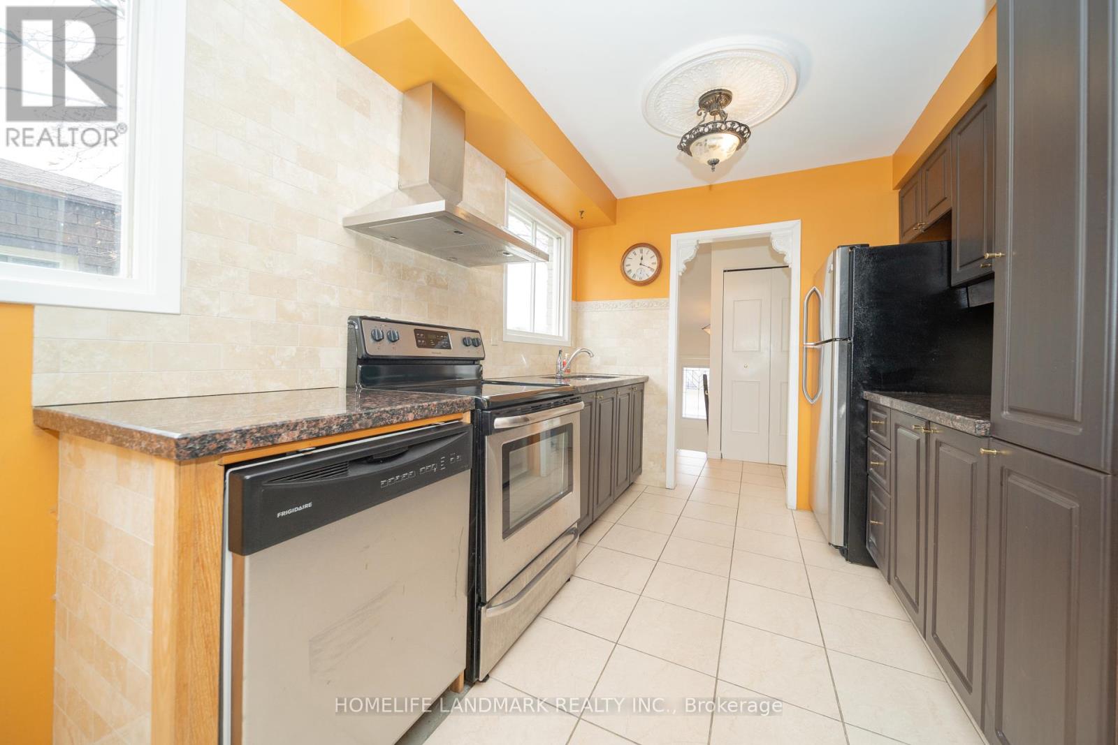 6929 Bilbao Lane, Mississauga, Ontario  L5N 1R2 - Photo 9 - W12061137