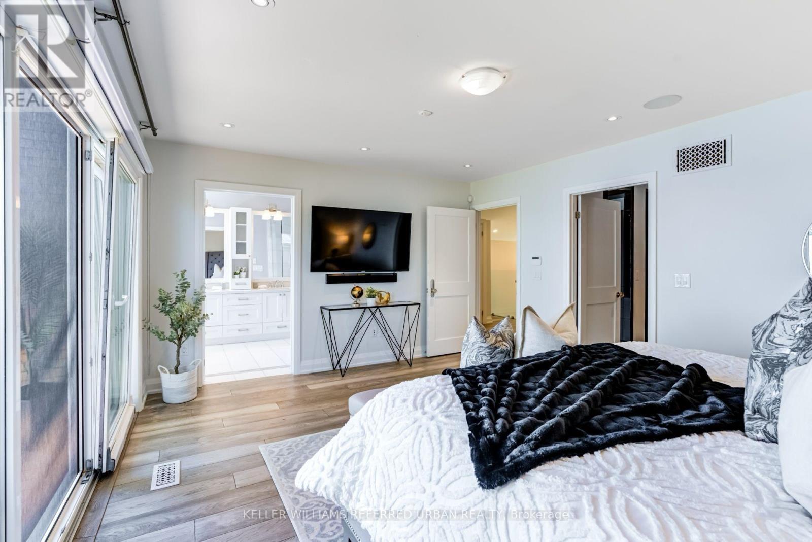 399 Lake Promenade, Toronto, Ontario  M8W 1C3 - Photo 32 - W12061495