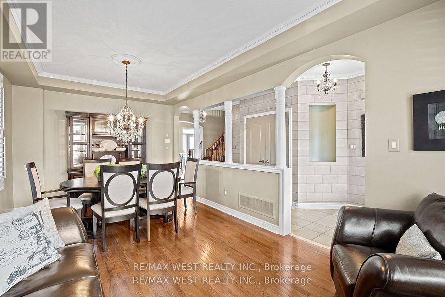 Property at 17 HAWKRIDGE TRAIL image 3