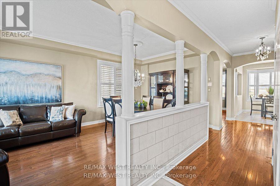 Property at 17 HAWKRIDGE TRAIL image 4