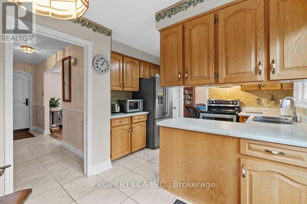 4367 Kerry Drive, Burlington, Ontario  L7L 1W2 - Photo 13 - W12061802
