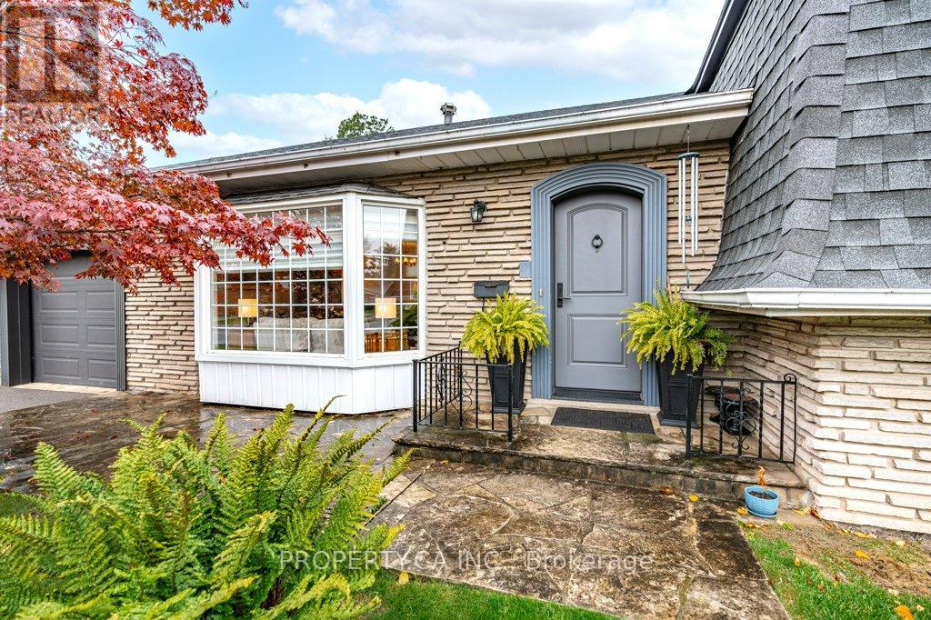 4367 Kerry Drive, Burlington, Ontario  L7L 1W2 - Photo 3 - W12061802