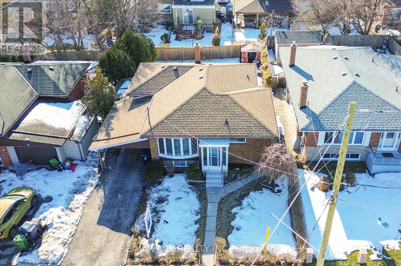 Property at 16 ROSEGLOR CRESCENT image 5