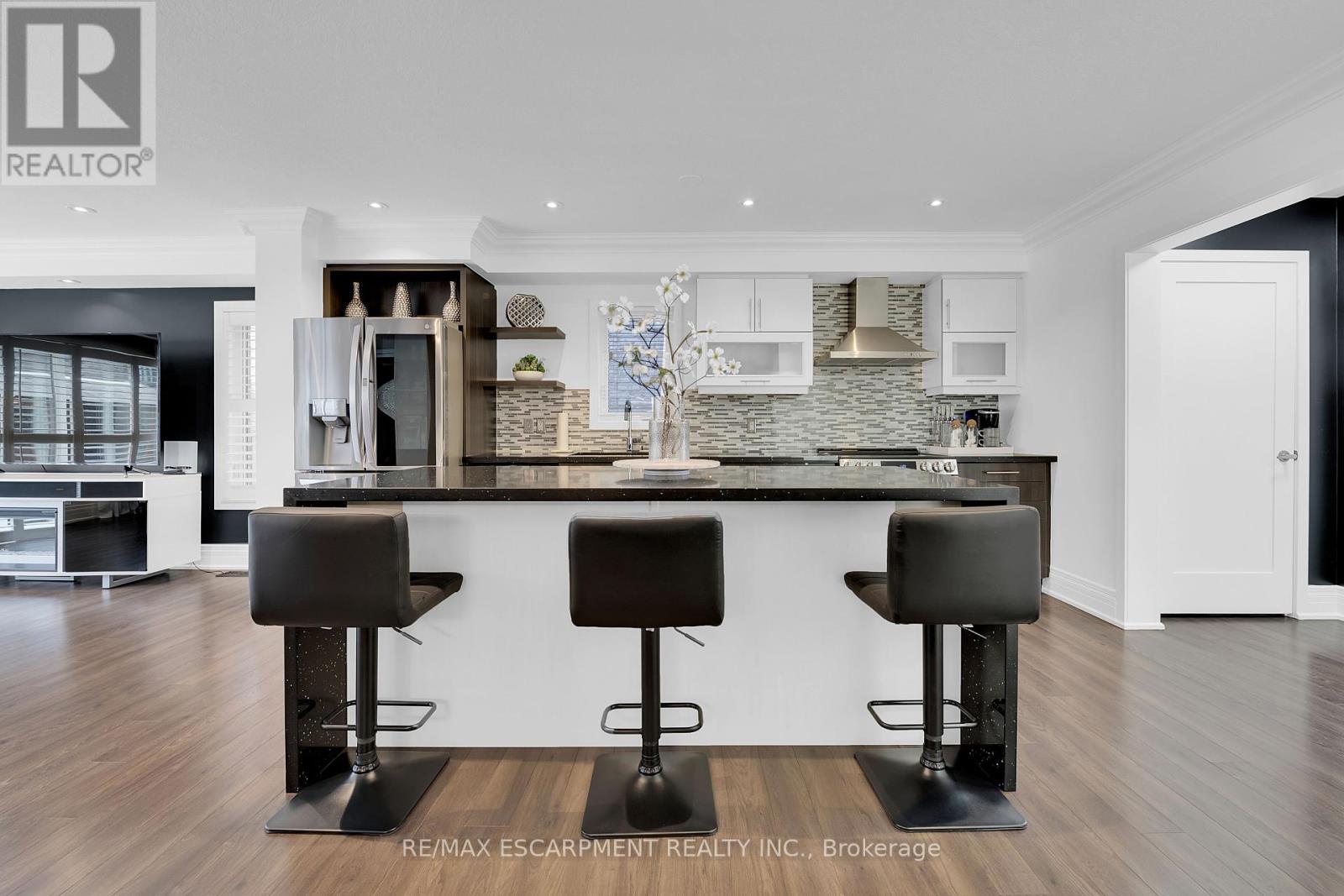 Property at 72 ALDGATE AVENUE image 2