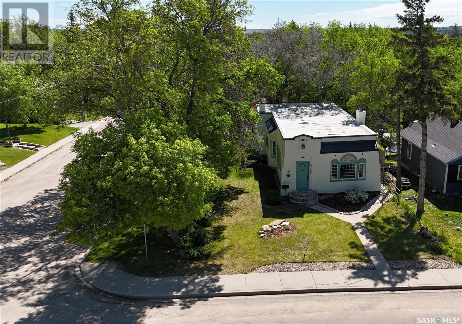 Property at 577 2nd AVENUE NE image 2