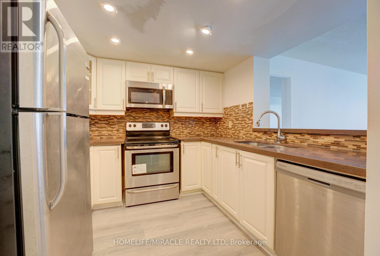 1405 - 325 Webb Drive, Mississauga, Ontario  L5B 3Z9 - Photo 4 - W12062143