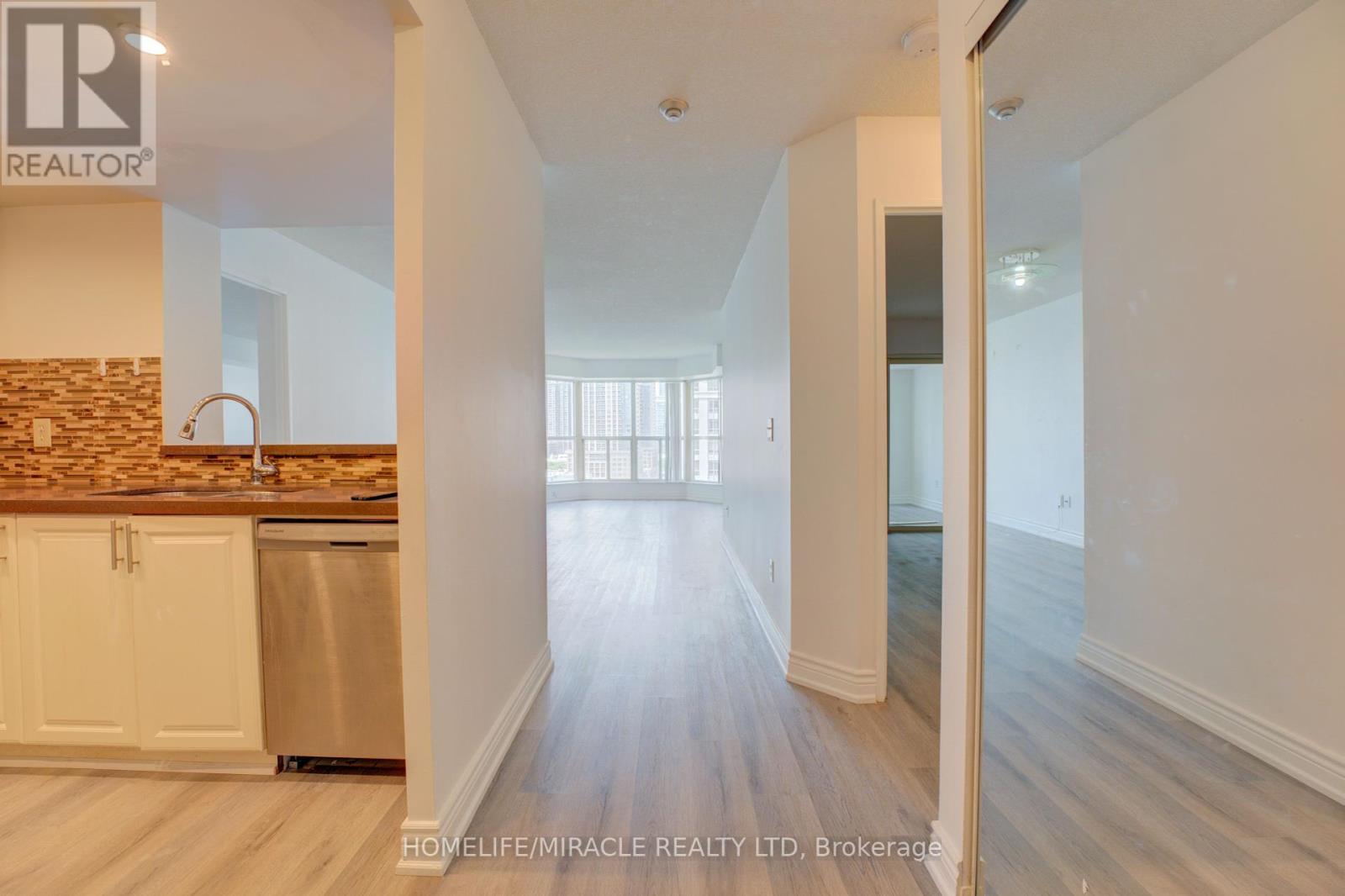 1405 - 325 Webb Drive, Mississauga, Ontario  L5B 3Z9 - Photo 8 - W12062143