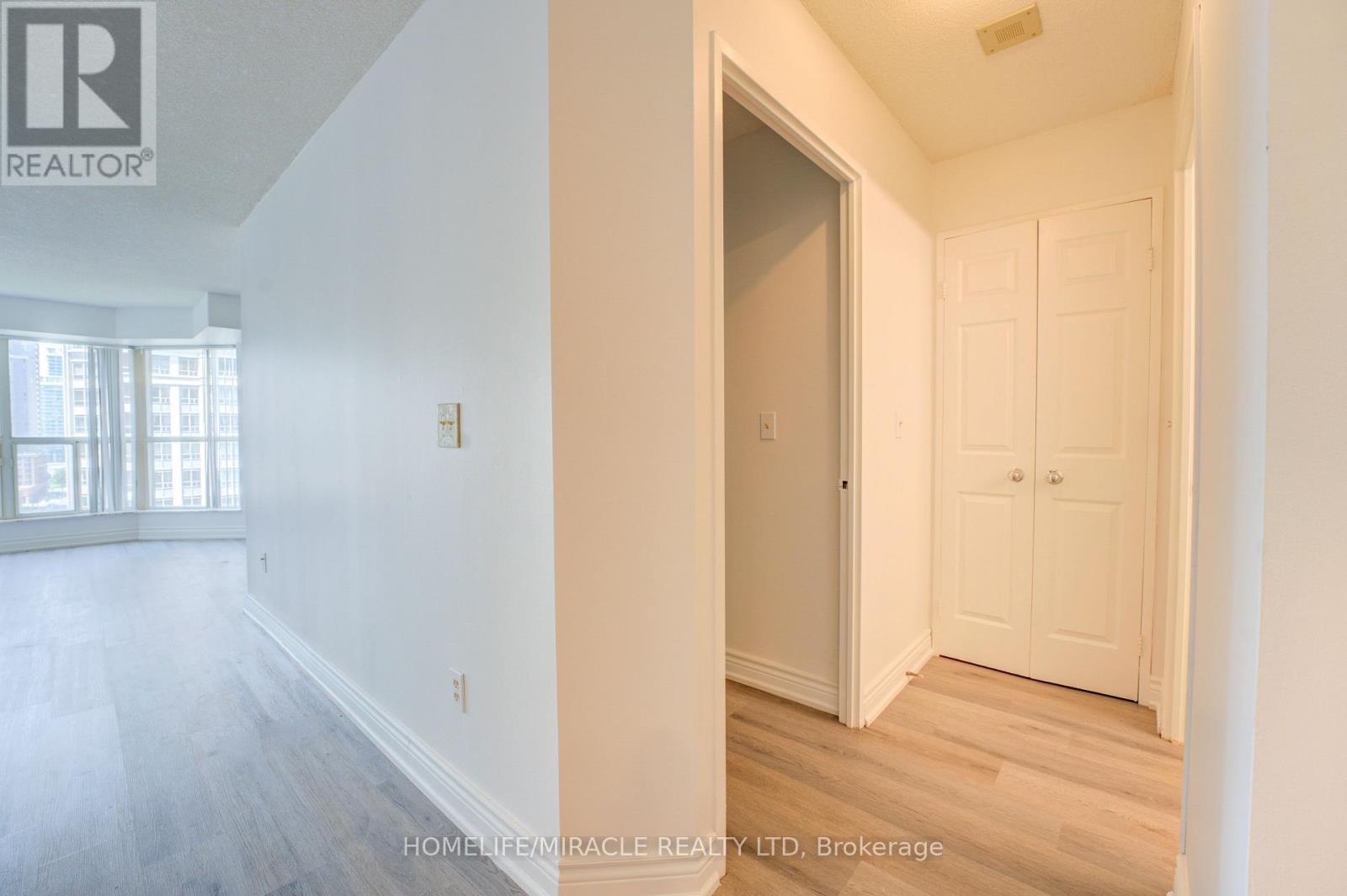 1405 - 325 Webb Drive, Mississauga, Ontario  L5B 3Z9 - Photo 9 - W12062143