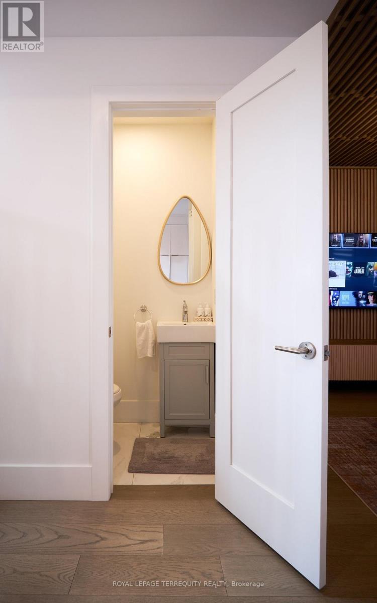 81 Falstaff Avenue, Toronto, Ontario  M6L 2E2 - Photo 8 - W12062158