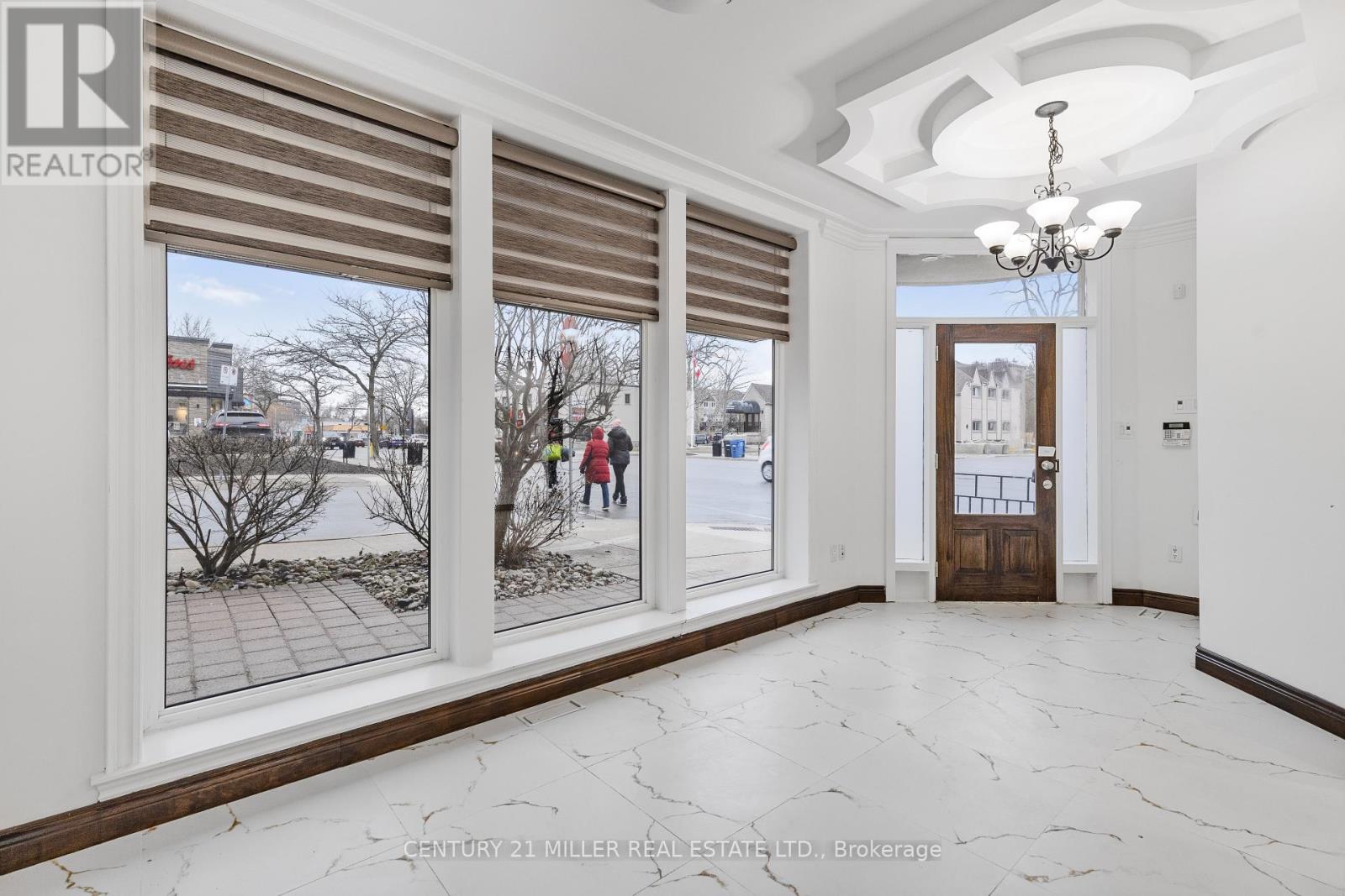61 Lakeshore Road W, Oakville, Ontario  L6K 1C9 - Photo 5 - W12041984