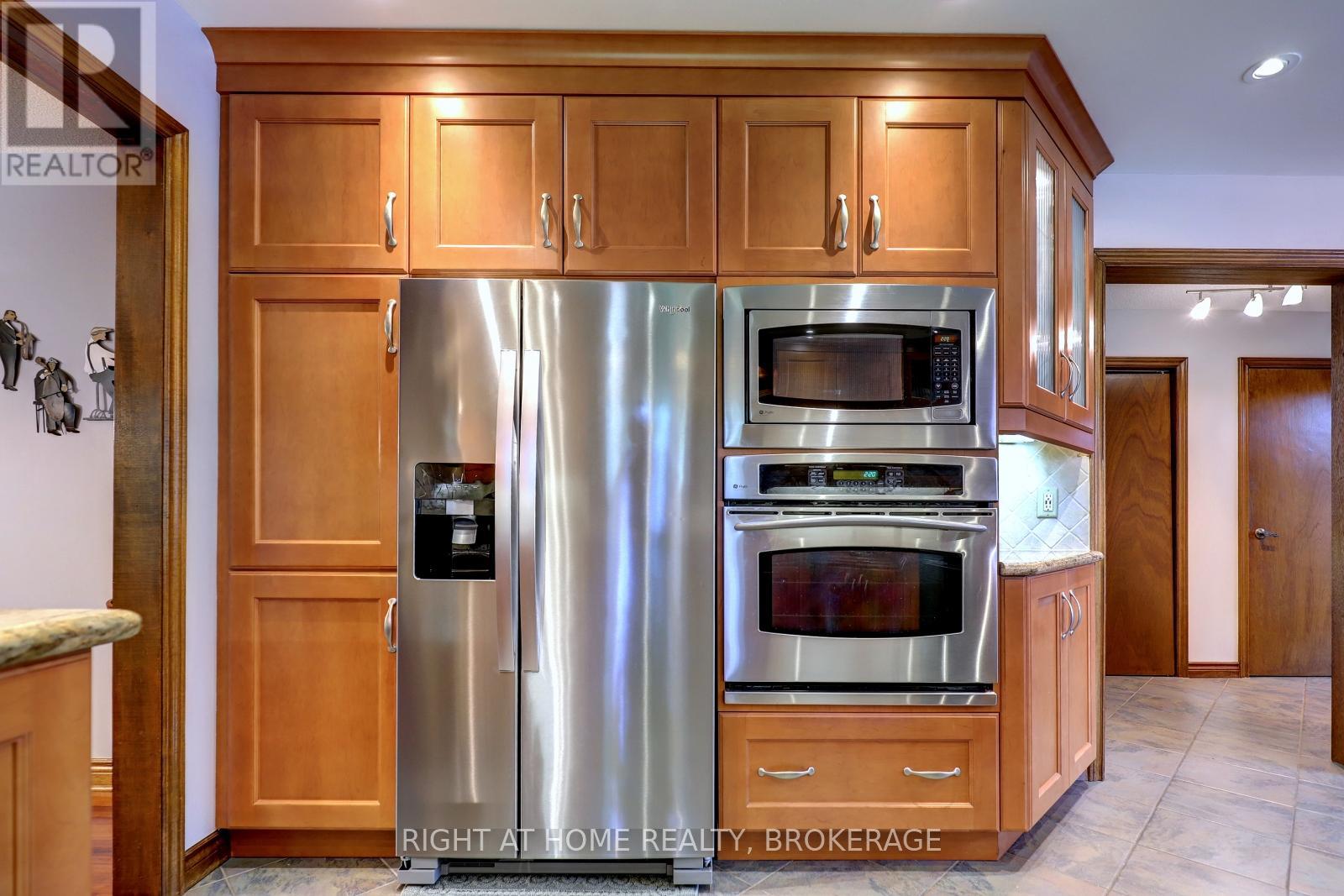 1412 Carmen Drive, Mississauga, Ontario  L5G 3Z1 - Photo 12 - W12062275