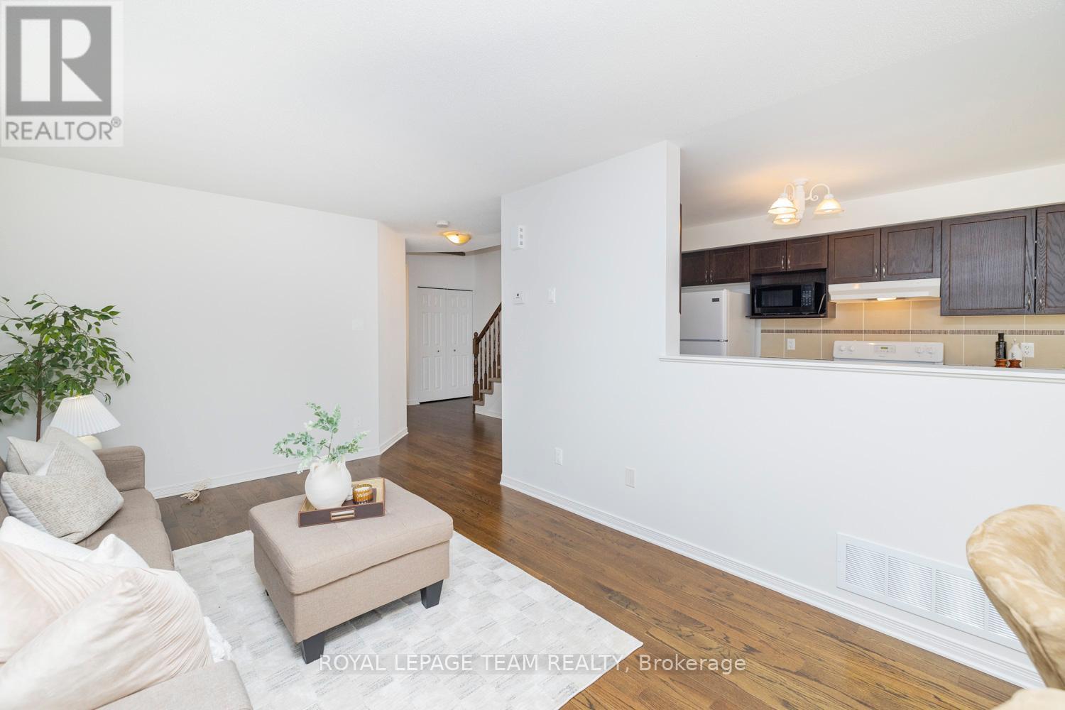 209 Macoun Circle, Ottawa, Ontario  K1T 0H9 - Photo 8 - X12058884