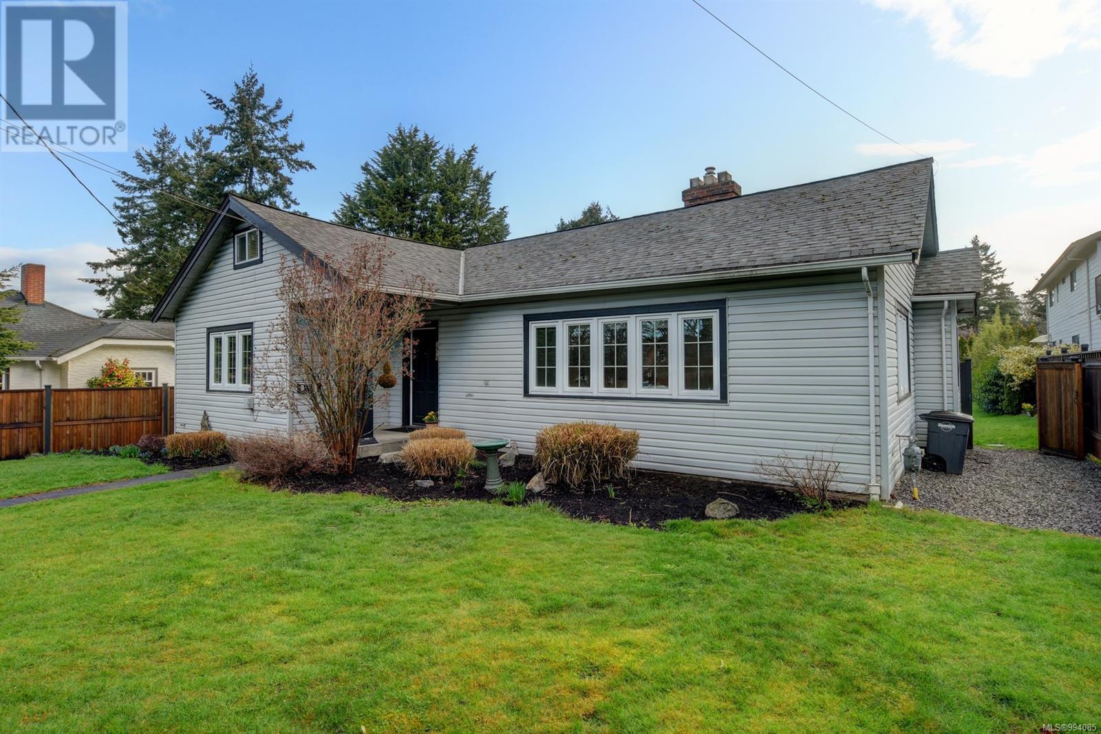 Property at 3919 Quadra St image 3
