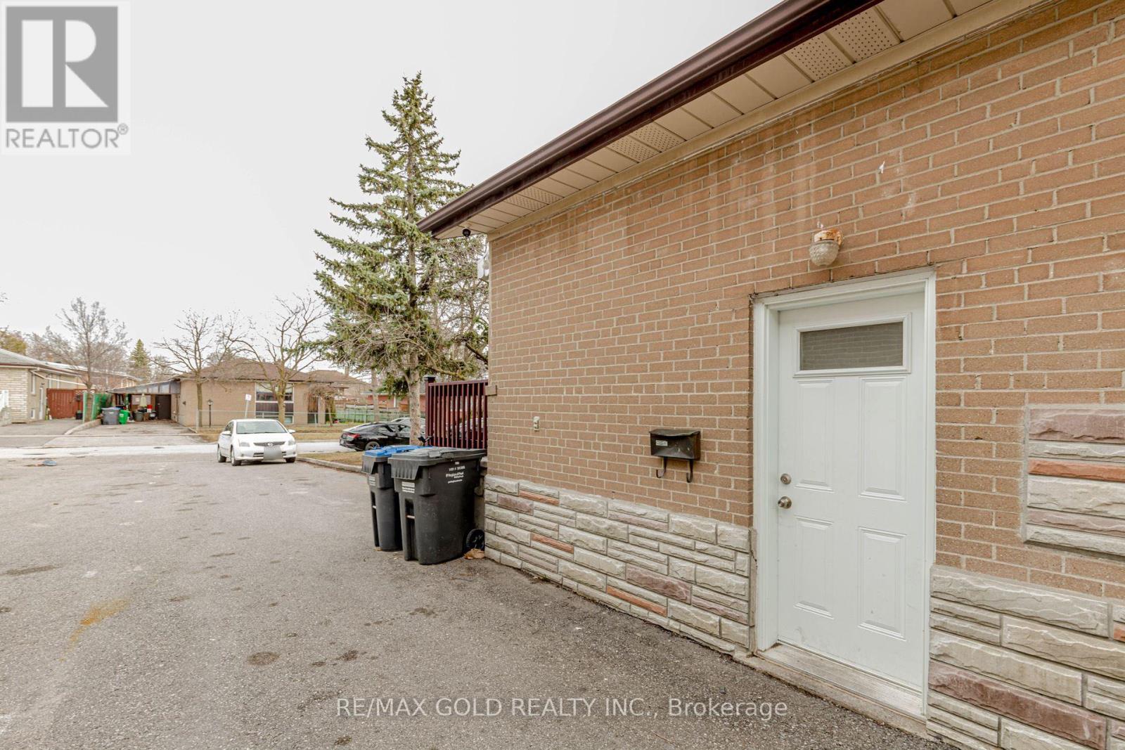 66 Corby Crescent, Brampton (Brampton South), Ontario  L6Y 1H1 - Photo 3 - W12022186